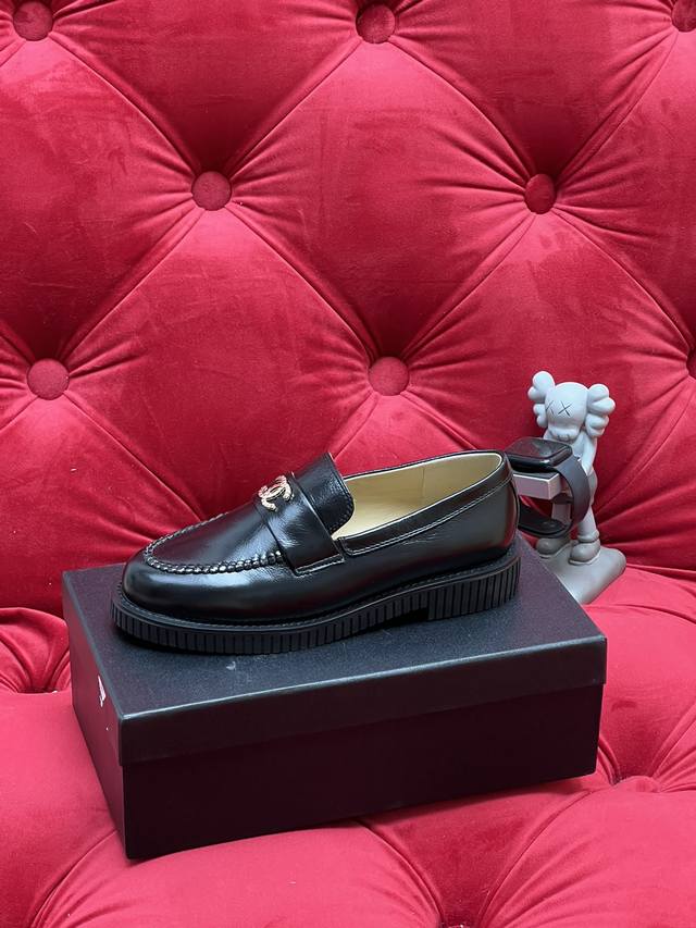 独家实拍 顶级版本 25Sschane* ｜小香经典拼色双Cb乐福鞋单鞋 乐福鞋爱好者绝不能错过 这款气质上更中性帅气几分 线条感很足 鞋面：进口小牛皮 内里；