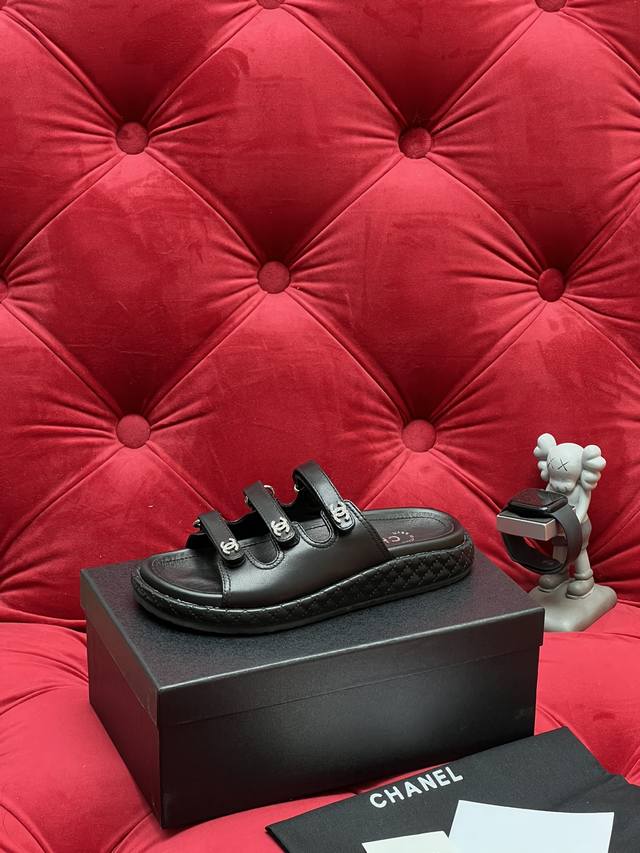 独家实拍 顶级版本 Chane*小香25Ss新款厚底 凉拖鞋 经典升级 三行皮魔术贴 款式很赞 真皮沙滩凉鞋 优雅高贵 舒适 百搭 鞋面：羊皮面 垫脚羊皮 鞋底