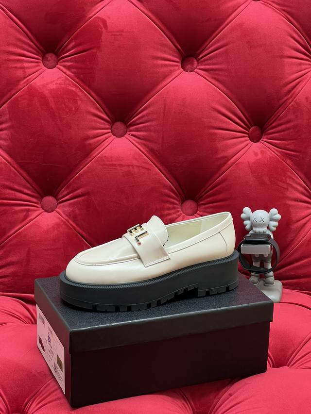 独家实拍 顶级版本 Chane*｜小香24Ssp新品 双C字母扣厚底乐福鞋 这款乐福鞋更有特色 太爱这个字母设计了 非常适合小个子的女生 简直是福音 舒适又百搭