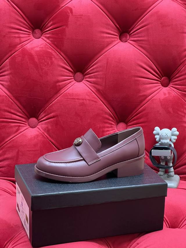 独家实拍 顶级版本 Chane*｜小香24Ss p新品 经典双C乐福鞋 名媛必备单款 跟高：4Cm 上脚超级显气质 鞋面：采用进口小牛皮 内里：丝绸羊皮 鞋底：