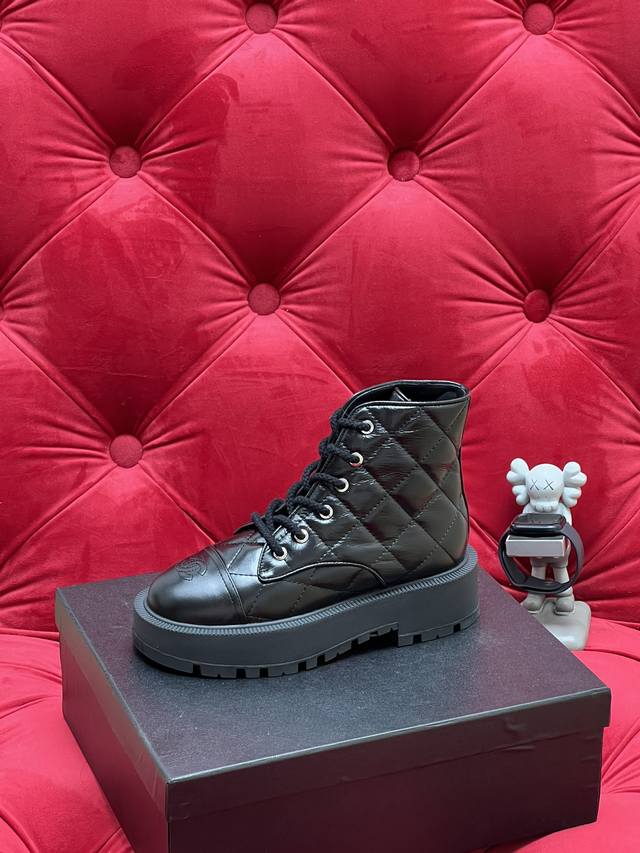 独家实拍 高版本 Chane* 24Ss｜小香经典秋冬 双C厚底菱格松糕机车短靴 底高:5Cm 精美包装 2色选择！经典格子小短靴 百搭又好看短靴！ 鞋面：采用