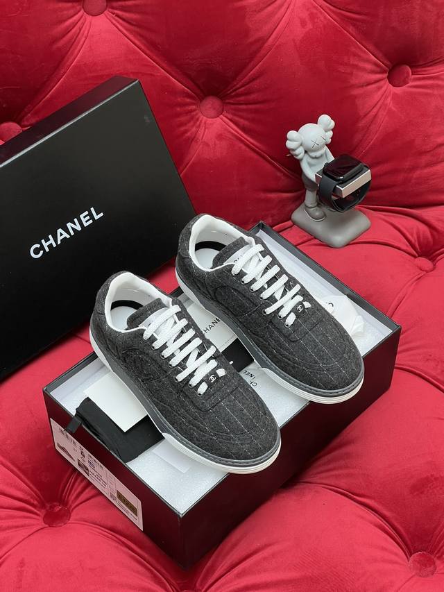 独家实拍 顶级版本 小香Chane*24Ss 春季新款休闲系列 顶级系列 非市场通货 欢迎对比 新款拼色休闲鞋 百搭的板鞋 休闲鞋 上脚后属实好搭 酷毙了 原版