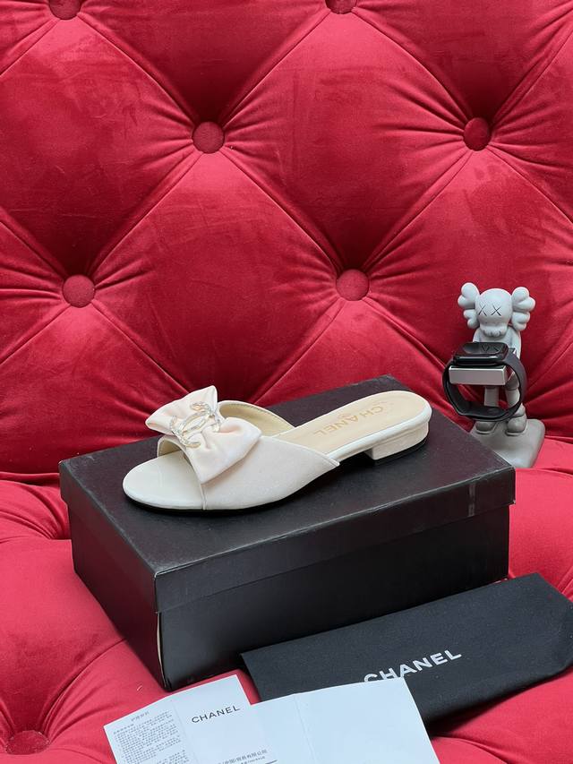 独家实拍 高版本 新款Chane* 25Ss蝴蝶结拖鞋系列～小香家新款最好看的拖鞋 闭眼冲~圆尖头设计完全不挑脚型 鞋面：进口绒面 内里：进口羊皮 鞋底：真皮大