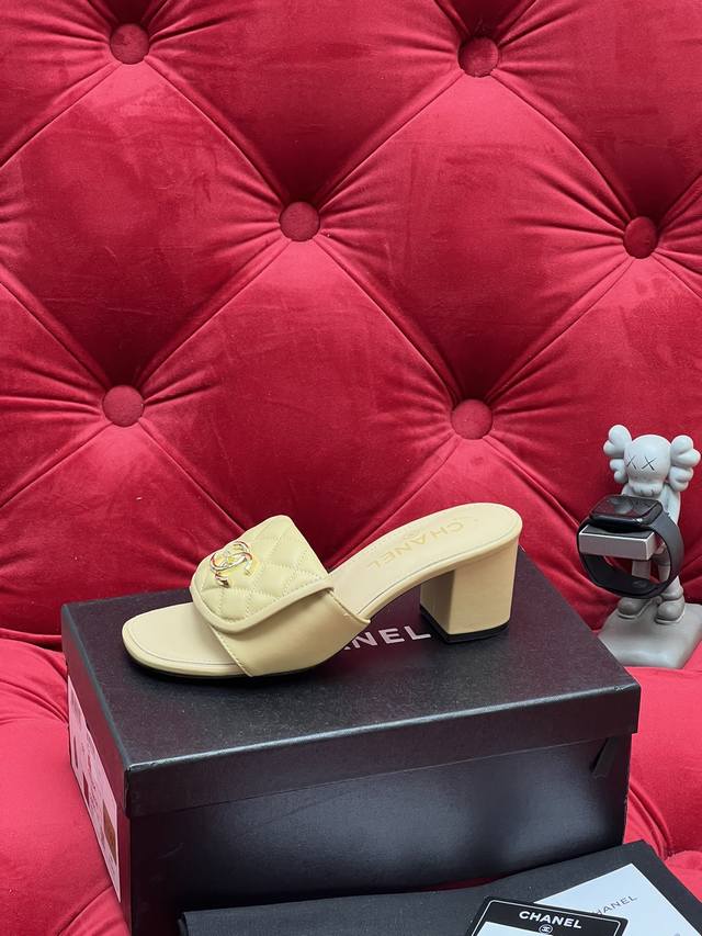 独家实拍 高版本 新款Chane* 25Ss早春平底粗跟拖鞋系列～小香家新款最好看的拖鞋 闭眼冲~圆尖头设计完全不挑脚型 鞋面：进口丝绒 小羊皮 内里：进口羊皮