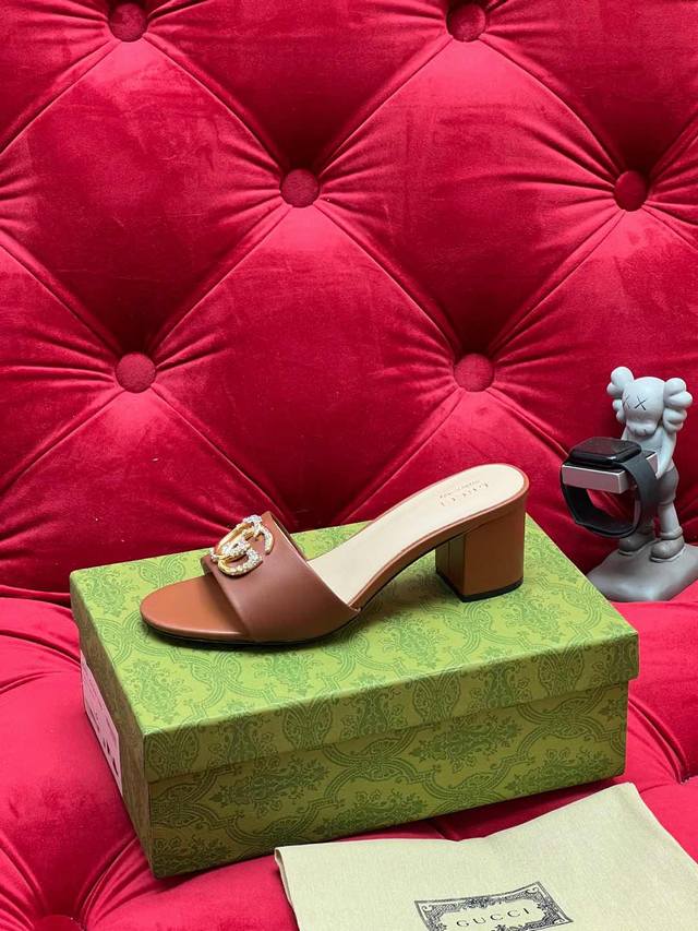 独家实拍 高版本 新款Gucc*25Ss早春平底粗跟拖鞋系列～小香家新款最好看的拖鞋 闭眼冲~圆尖头设计完全不挑脚型 点缀钻扣Logo 鞋面：进口小羊皮 内里：