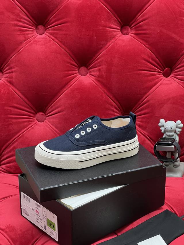 独家实拍 顶级版本 25Ss小香 四季鞋帆布板鞋 清纯版 休闲系列 上脚超级舒适百搭 四季可以任意搭配任何衣服 百搭款 原版包装 鞋面：进口防水帆布面料 垫脚：