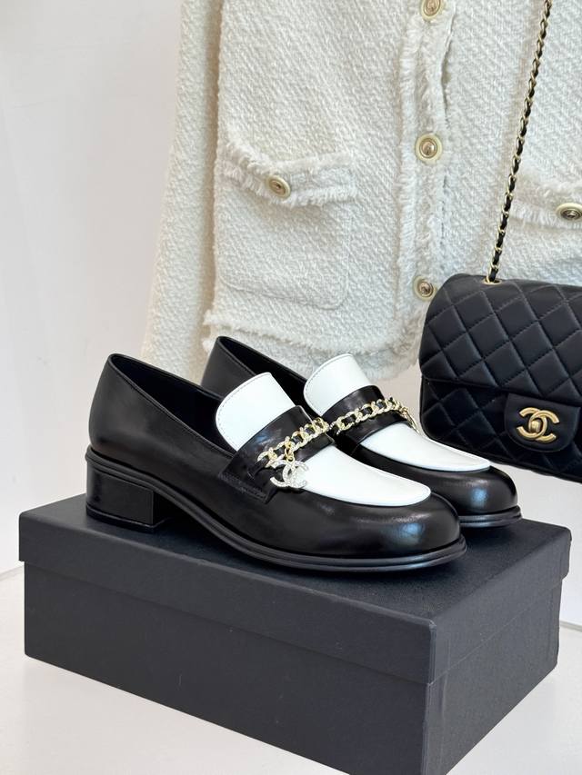 厂价 Chane*｜小香25A新品双C 链条乐福鞋 满满的复古风 秀气的鞋型 看着就很讨喜 圆中带点尖的鞋头 衬托脚也变得瘦瘦的 显得修长 经典链条双C扣搭配粗