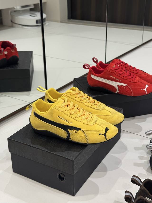 puma X Balenciaga联名赛车鞋家人们，时尚圈又搞大事啦！puma和 Balenciaga联手放大招！ 一看到这双鞋，就被狠狠拿捏住了它的设计灵感源