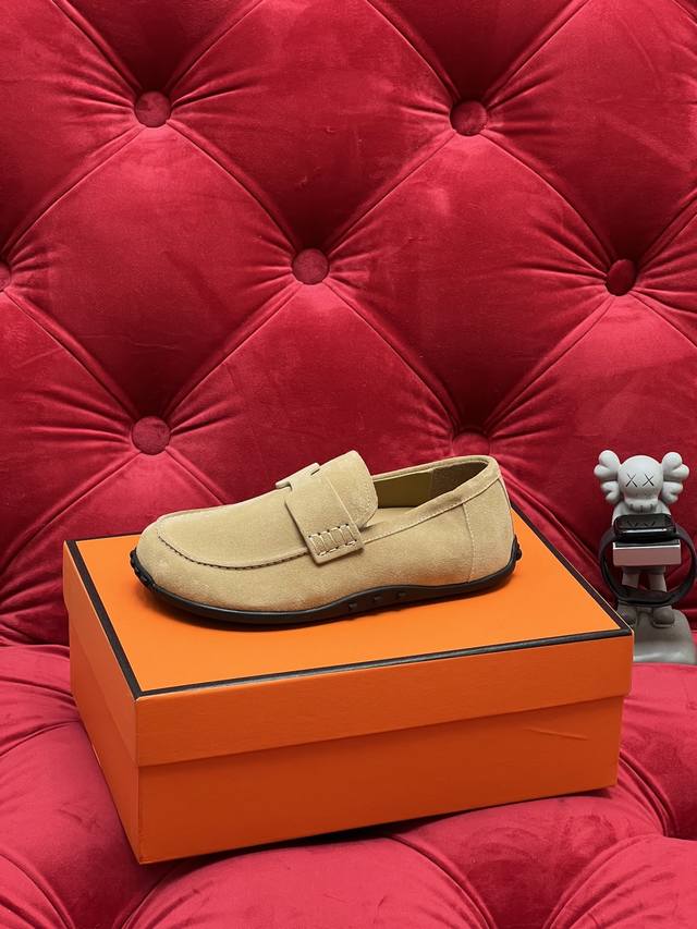 独家实拍 顶级版本 25Ssherme S爱马仕呆萌夏天真的太需要百搭勃肯鞋 怎么搭配都好看 随意且高级的感觉 舒适度也很棒 搭配各种彩色袜子 鞋面：进口羊京面