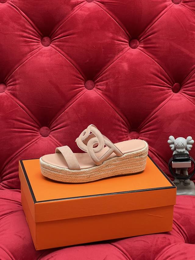 独家实拍 顶级版本 H家 Ss秋冬新款 Herme*S最近火到不行的麻绳包边厚底一字拖 搭配各种彩色袜子 确实很潮哦～ 鞋面：进口小牛皮 内里：进口混种羊皮里