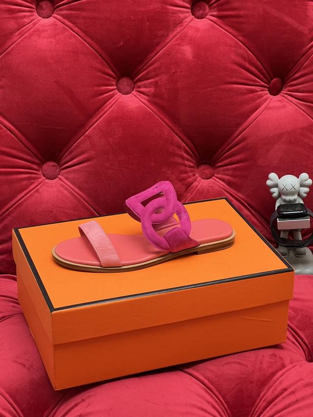 独家实拍 顶级版本 上新25Ssh家Herme*新款猪鼻子希腊度假风情凉拖鞋 Zp购入 Y一致头层Nappa胎牛皮 Zp一致颜色 配精美包装 鞋面：进口小牛皮