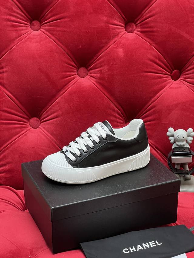 独家实拍 顶级版本 新款贝壳头休闲鞋 网红明星同款 专柜最新走秀主打系列上 一比一原版排列搭配 这款百搭的板鞋 看似平平无奇 上脚后属实好搭 酷毙了 后跟拼起来