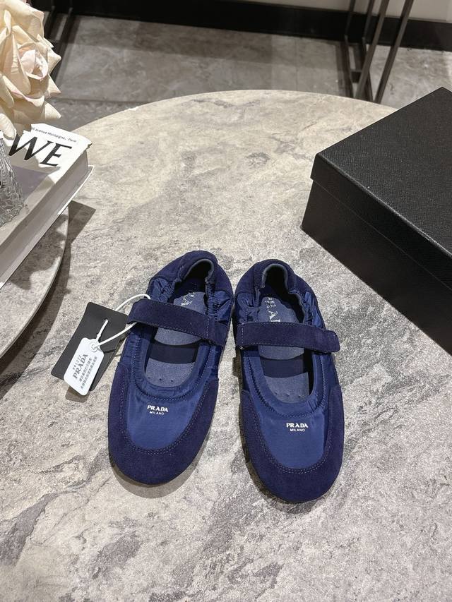 prada 普拉达春夏秀款薄底魔术贴德训鞋女 25Ss秀款出境率最高的单品 鞋面麂皮有肌理感，内里羊皮包裹，软软糯糯的 鞋垫加厚小羊皮，踩上去无比舒适，有支撑感