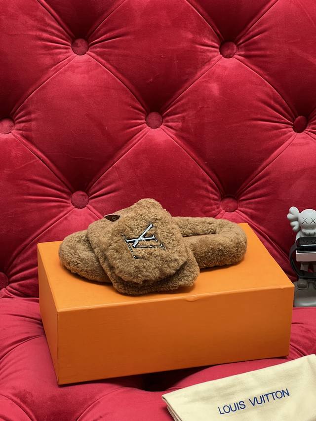 独家实拍 顶级版本 Louis Vuitton 26Ss早秋爆款毛拖系列 圆头包包松糕毛拖 官网同步最新款 最高版本 顶级品质 毛茸茸的时髦感十足 舒适的圆头设