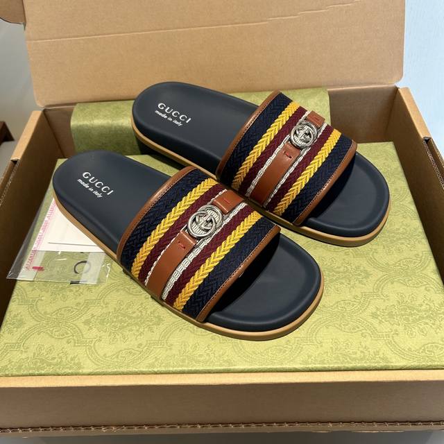 25Ss最新款男士互扣式双G拖鞋五金大底私家开模 这款拖鞋借鉴品牌标志性织带元素 以绿红双色多种彩色条纹搭配尼龙匠心呈现 银色调互扣式双G细节点亮整体 红绿尼龙