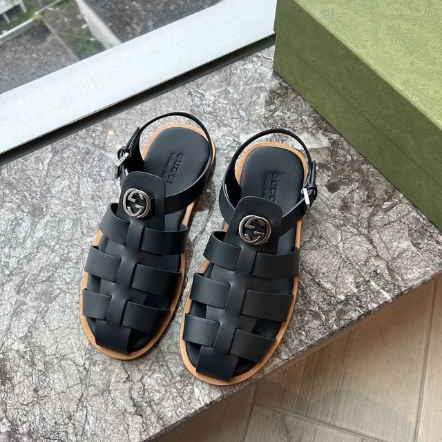 Gucci 古驰 -高端品质 原单凉拖鞋 -鞋面：纳帕小牛皮、品牌图腾pvc皮料、品牌金属扣件 -内里：水染牛皮，垫脚；纳帕牛皮空压品牌图腾 -大底：超轻Tpr