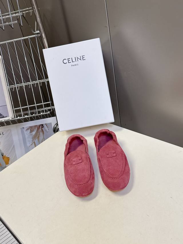 Celine思琳秋冬最新款凯旋门 豆豆鞋 薄底鞋 超多明星网红种草 非常火的薄底慵懒风设计元素 简简单单的牛皮拼接加上品牌Logo点缀 非常有辨识度 上脚超级百