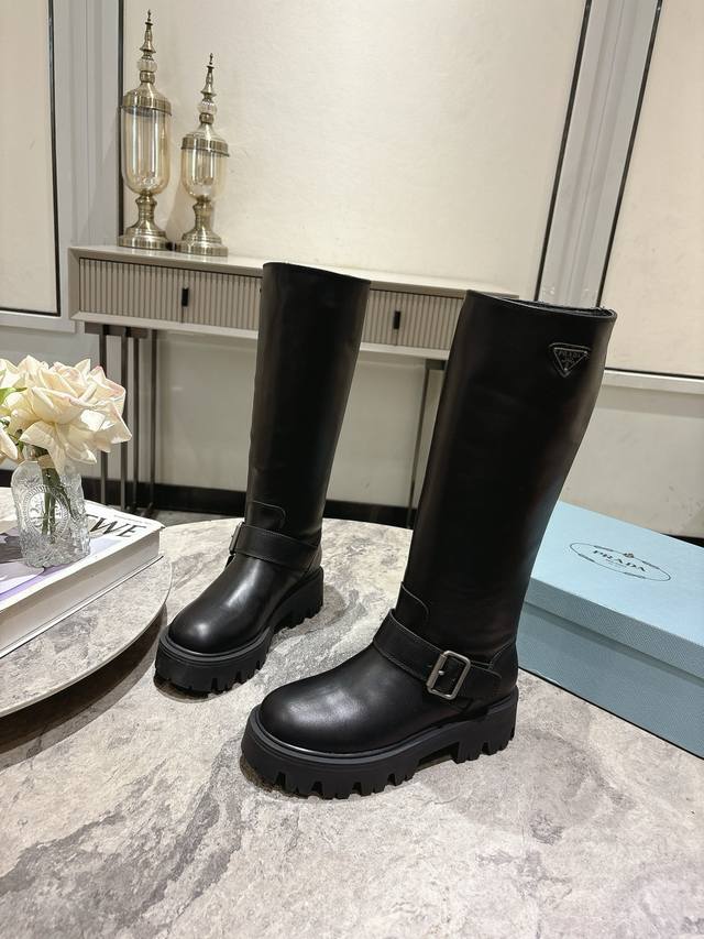 prada 普拉达 25Ss秋冬新款 经典三角标 一脚蹬 长靴 冬天买不到的系列，绝对是今年的大爆款！！贼好看！ prada靴子真的很哇塞！ 上脚大气显腿瘦气质