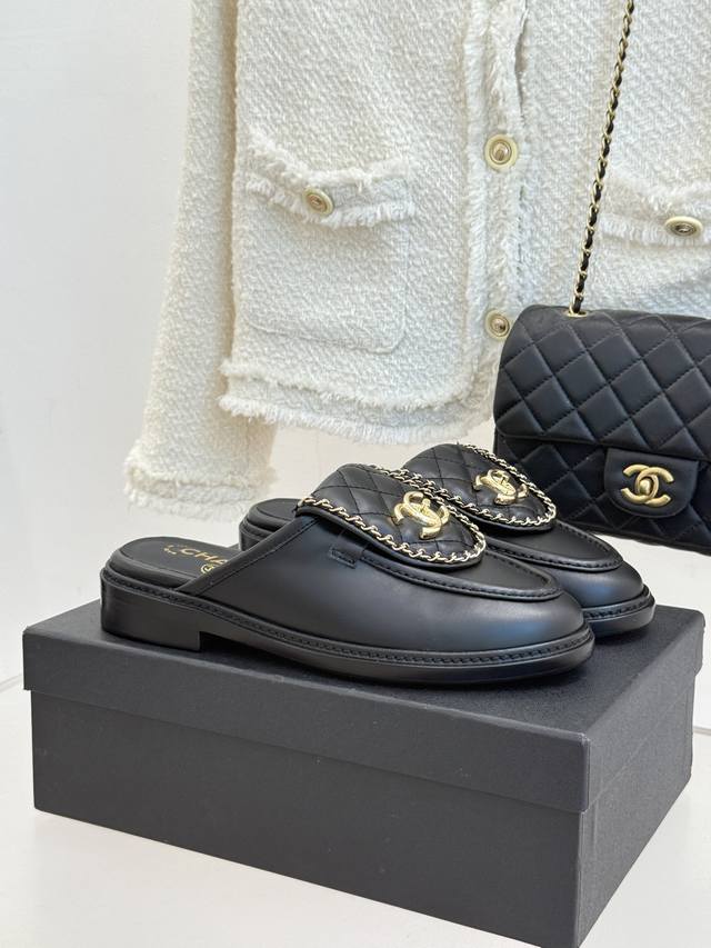 厂价 Chane*｜小香经典翻盖链条双C 书包扣半拖拖鞋 这双乐福鞋无疑是优雅与摩登的完美融合。 标志性的双C书包扣搭配链条 是点睛之笔。 圆润金属扣精致复古