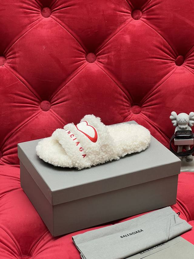 独家实拍 高版本 Balenciaga 巴黎世家26Ss 秋冬潮品 毛拖 鞋面字母图案 电绣徽标刺绣工艺 高级感满满当当 上脚特别漂亮 面料：羊卷毛 非常柔软舒