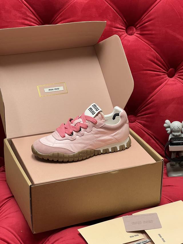 独家实拍 顶级版本 Miu Miu 26Ss 春夏新款走秀Miumiu 德训 休闲鞋秀场工艺来自Miu Miu系列的细节特写 新季的潮流此刻挚爱的概念 多元对撞
