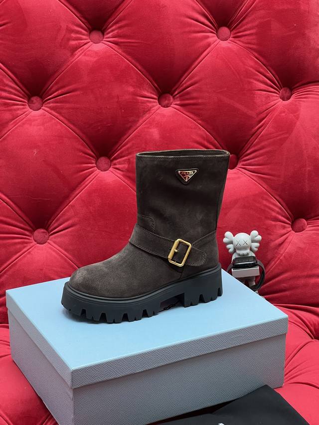 独家实拍 顶级版本 代购级别 所见即所得prad*普拉达2026秋冬爆款经典款骑士靴系列 这款上脚超好看而且可以拉长腿型 市面上鱼龙混杂的货不同 此款卖点在于真