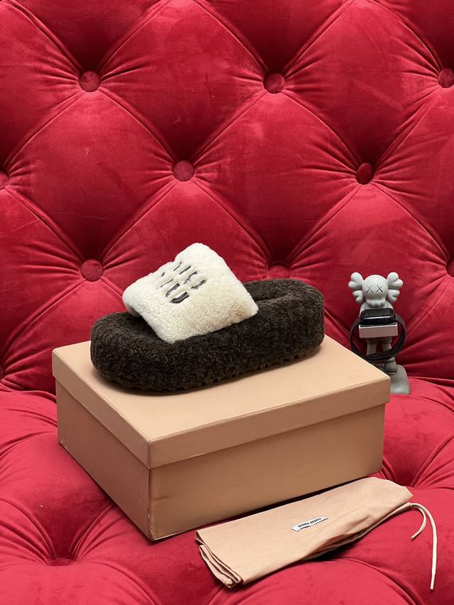 独家实拍 顶级版本 Miu Miu 缪缪26Sswf秋季新品字母厚底毛拖 时尚 温暖 舒适完美融合 让你在这个冬天 美丽不冻人 赶紧入手 开启你的冬日时尚之旅吧