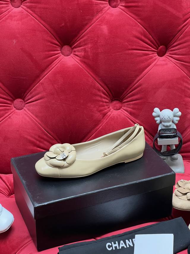 独家实拍 顶级版本 26Ss山茶花系列平底仙女芭蕾舞鞋 玛丽珍单鞋 这一季山茶花系列真的超美 家一贯的优雅名媛气质 高级感十足 上脚非Nice 不管光脚穿或搭配