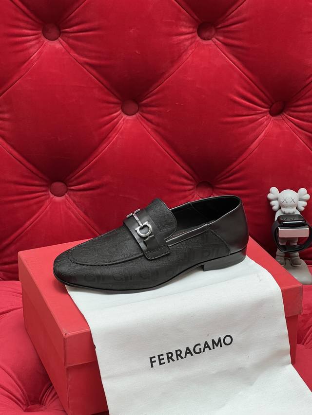 独家实拍 原单版本 26Ss Sf 顶级原单官网同步新品进出专柜无压力 质感超强 欢迎对比 婚鞋不错的选择！ 真皮大底娇贵 试穿请垫软布 避免影响二次销售 鞋面