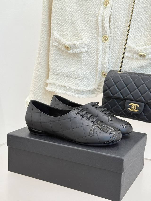 厂价 Chane*｜小香经典双C中古芭蕾舞鞋 小皮鞋 标志性的大双C Logo夺目而精致 诉说着品牌百年的传奇历史与深厚底蕴 。 与之相呼应的是 鞋身的绑带设计
