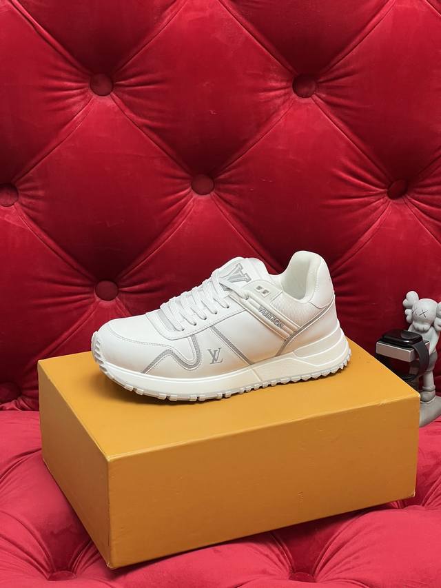 独家实拍 顶级原单 *驴牌新款胖丁运动鞋初次亮相于2026Ss早秋系列 以大号版本延续 Run Away 运动鞋的标志性设计 光滑牛革鞋面融入撞色 Lv 字母和