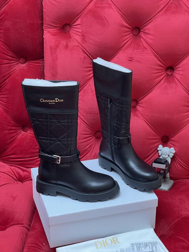 p布面 全皮 独家实拍 顶级版本 Dior 迪奥2026Ss秋冬新款D-Quest系列朋克风藤格纹电绣女靴 明星同款Cd字母Logo五金皮带扣机车靴 低跟厚底圆