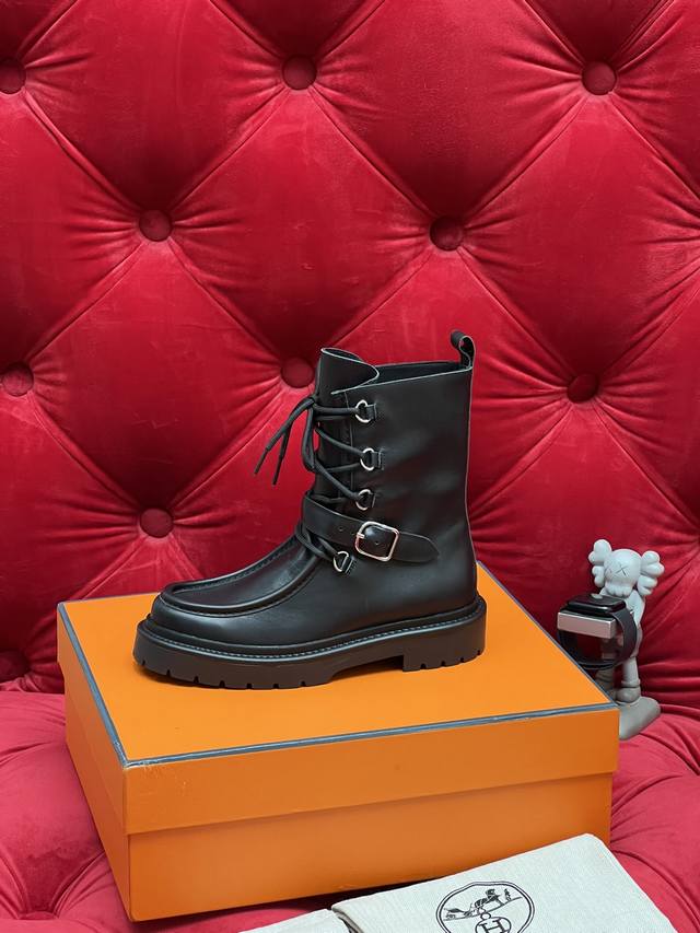 独家实拍 顶级版本 * 爱玛仕 26 专柜新款 2026秋冬新品走秀款 Land及踝靴系带短靴系列 鞋面：原版特定小牛皮 牛猄 内里：进口小牛皮 大底：原版开模