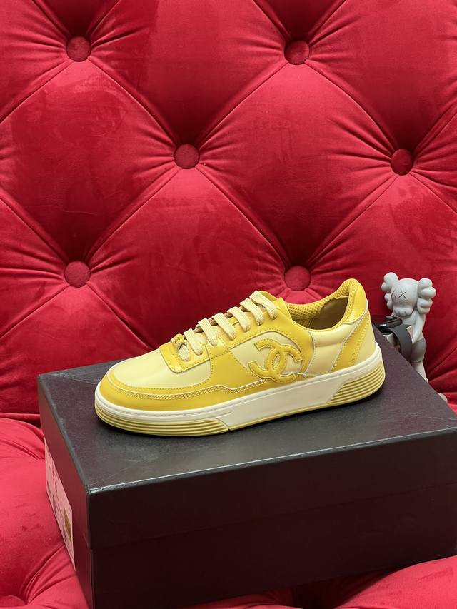 独家实拍 顶级版本 小香Chanel Ss春季新款休闲系列 顶级系列 非市场通货 欢迎对比 这款百搭的板鞋 休闲鞋 面料:原版进口开边珠 内里:原版定制羊皮 大