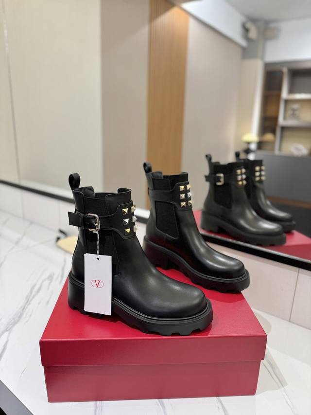 出厂价ppp： 新款华伦天奴Valentino Garavani Vlogo Signatur 圆头套穿 切尔西高级顶级牛品匠心好货经典再现拒绝不了的款式谁穿都