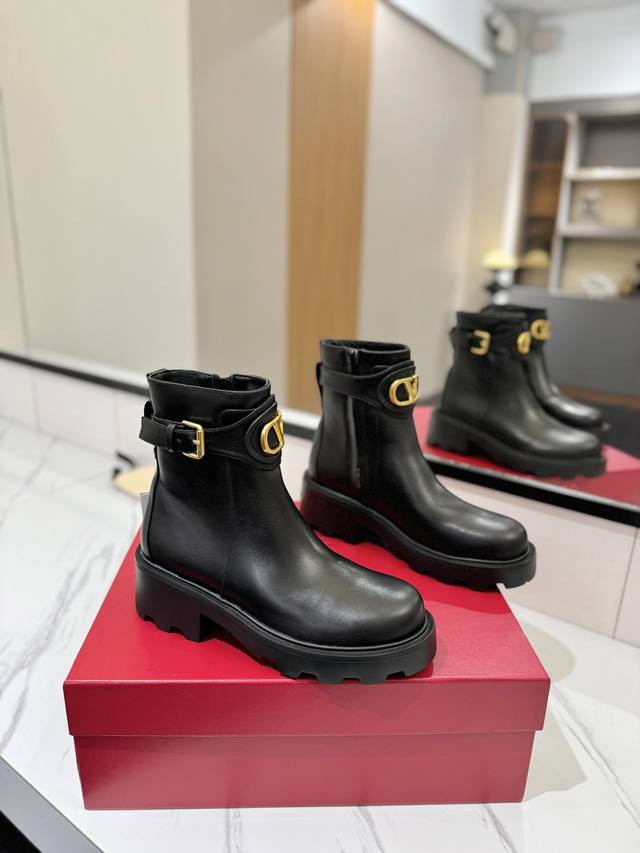 出厂价ppp： 新款华伦天奴Valentino Garavani Vlogo Signatur 圆头套穿 小牛皮靴 -小牛皮饰带配以复古黄铜做旧效果Vlogo