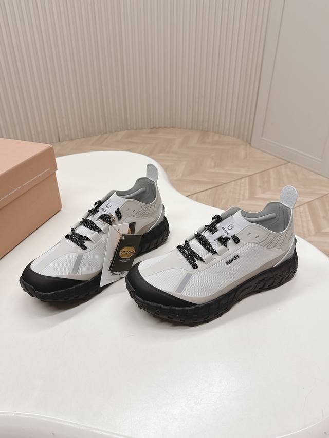 情侣款Norda 户外运动鞋，专为挑战荒野与山野的勇者设计。采用尖端科技与高性能材质，轻量化鞋身搭配强悍抓地力，无惧陡峭岩壁、泥泞小径或湿滑溪流，每一步都稳如磐