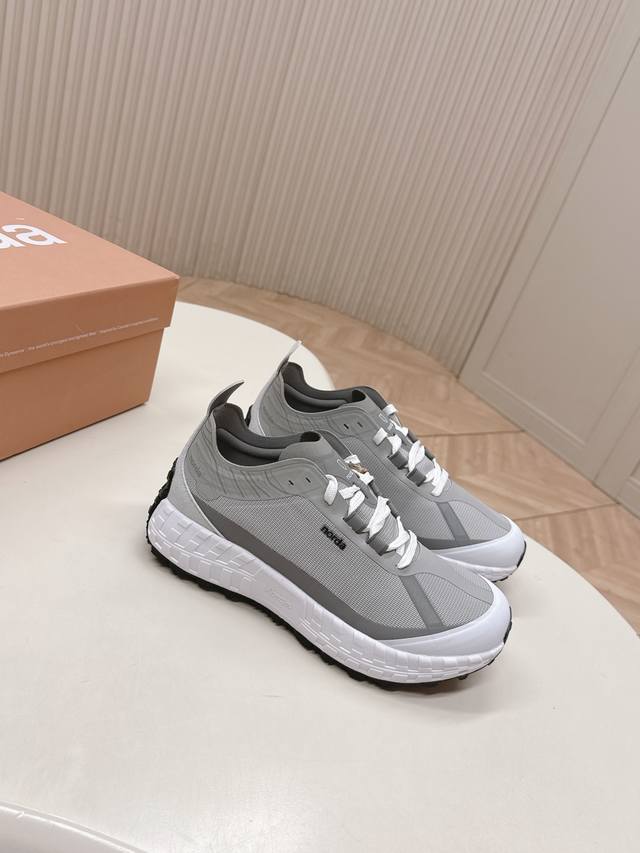 情侣款Norda 户外运动鞋，专为挑战荒野与山野的勇者设计。采用尖端科技与高性能材质，轻量化鞋身搭配强悍抓地力，无惧陡峭岩壁、泥泞小径或湿滑溪流，每一步都稳如磐