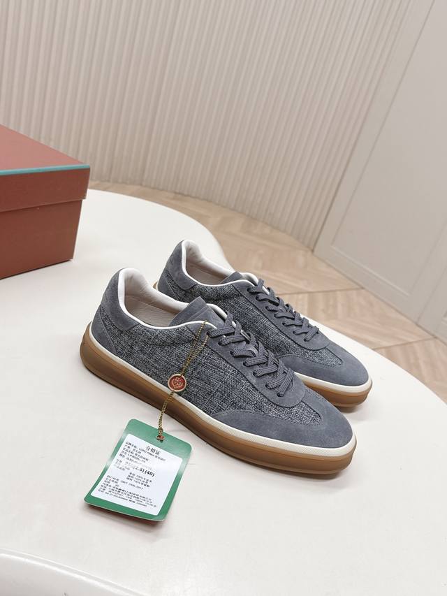 顶级版本 Loropiana 诺悠翩雅 Weekendwalk新款休闲鞋，采用麂皮面料，鞋面绒面革嵌片和内侧轻微加垫锦纶面料饰边，突显运动风范。轻盈的鞋底则更为