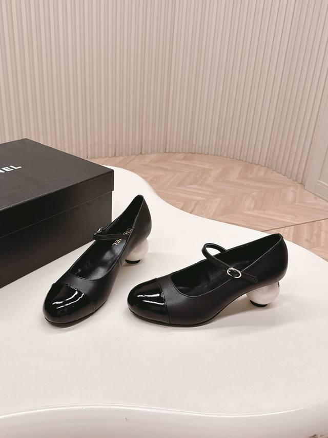 高版 香奈儿 Chanel 25K 新款大珍珠跟高跟单鞋 楦型百搭瘦脚Yyds.造型立体饱满， 上脚舒适 非常潮流风、气场十足，原版巨型珍珠跟设计风格非常经典