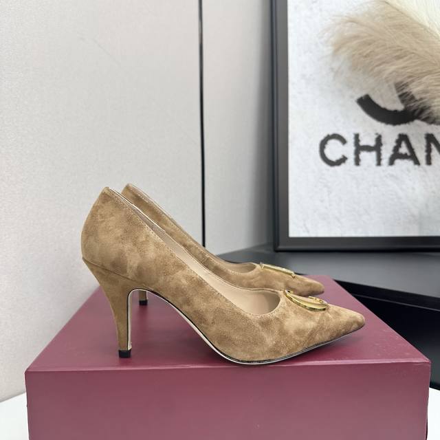 顶级版本 25款Dior 迪奥新款尖头高跟单鞋 鞋头Cd扣装饰彰显品牌标志满满的女人味，又优雅又精致，实在是太好看了。这一季的迪奥凉鞋真的不能错过！后半用小牛皮