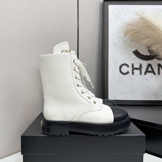 2025小香短靴，本季秋冬季必备单品！！ 香奈儿秋冬重工爆款短靴 小红书力推款，怎么搭配都好看，时髦精必备，香奈儿女士钟爱简约又难以抗拒搭配展现与众不同的穿搭风