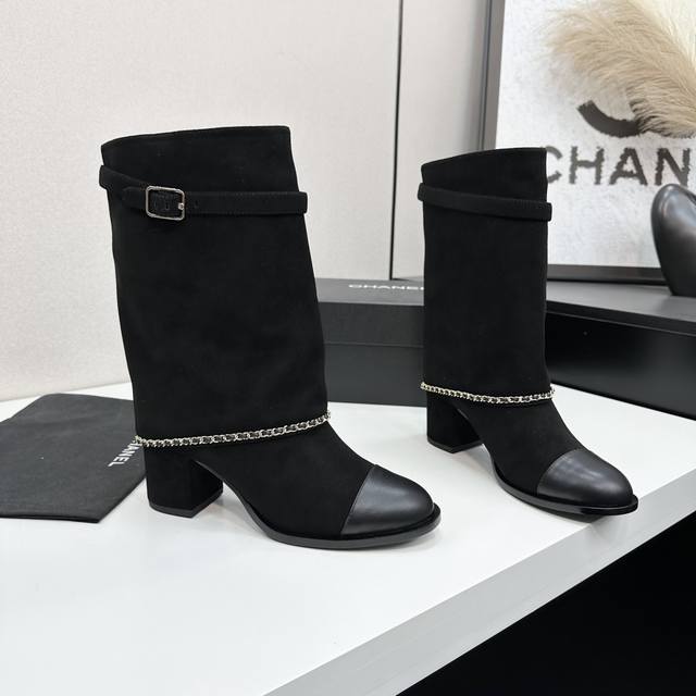 2025小香短靴，本季秋冬季必备单品！！ 香奈儿秋冬重工爆款短靴 小红书力推款，怎么搭配都好看，时髦精必备，香奈儿女士钟爱简约又难以抗拒搭配展现与众不同的穿搭风