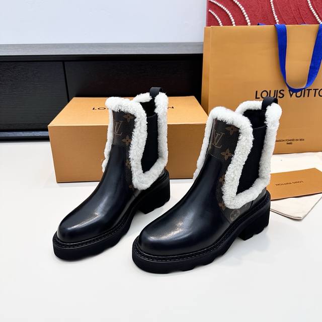 皮 毛边 代购版 Lv驴牌 25年新款 老花拼色切尔西裸靴子 当经典老花邂逅酷飒靴型，路易这款切尔西短靴便成了秋日穿搭的点睛之笔。黑色皮革与标志性Monogra