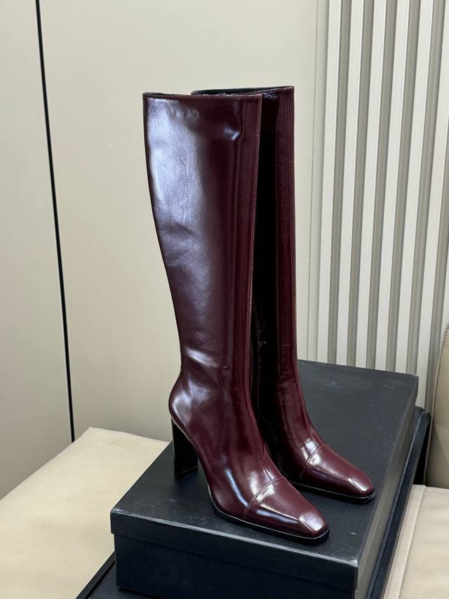 长 短 代购版 Ys 圣罗兰25年冬季新款 方头粗跟短靴.长靴子 舒适感最好的一双靴子.适配度也很高 今年新款 姐妹们可冲 鞋头视觉凌厉中率性，好爱呀 牛皮材质