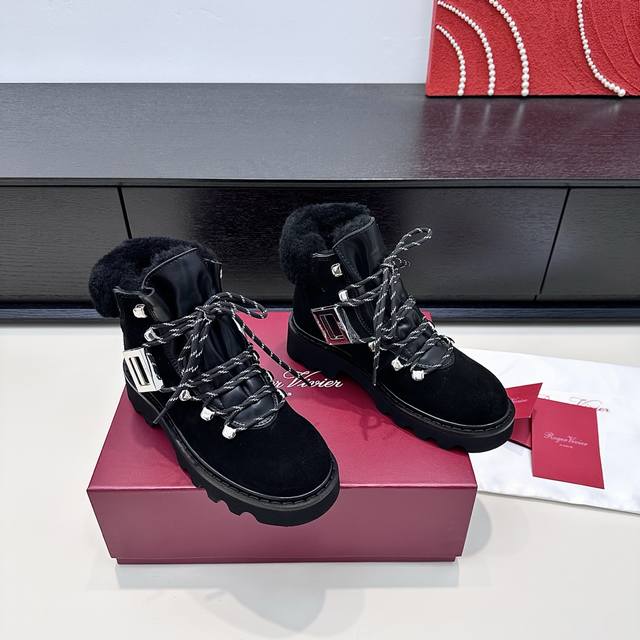 代购版 Rv 25年冬季新款 Vivi'rangers Truck系列 金属扣羊毛裸靴子 保暖马丁靴 当凛冽寒风遇上Roger Vivier的冬日浪漫，这双雪地
