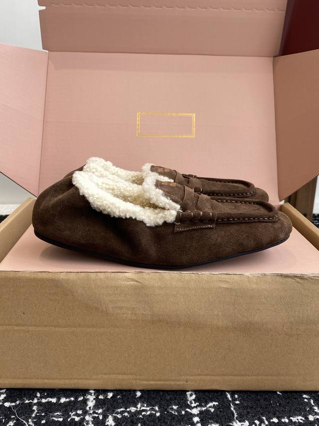 东莞代购级 官网同步盒包装 Miu Miu缪缪 25Ss 秋冬羊毛乐福鞋 这款乐福鞋的超轻在羊羔毛内衬细节中获得了新的诠释，皮革带和金色的徽标装饰点缀体现了优雅