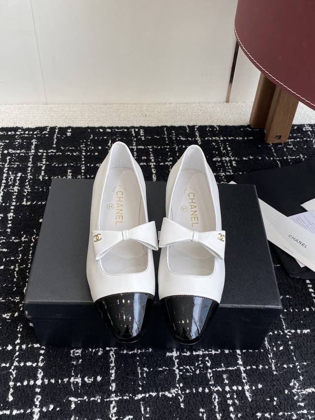 代购级 Chanel小香 25Ss 春夏 Logo点缀，宛如女神脖子上的项链，上脚包裹性非常好，上脚跟显瘦，真的是超级精致！ 复古的玛丽珍太对味了，个人最喜欢好