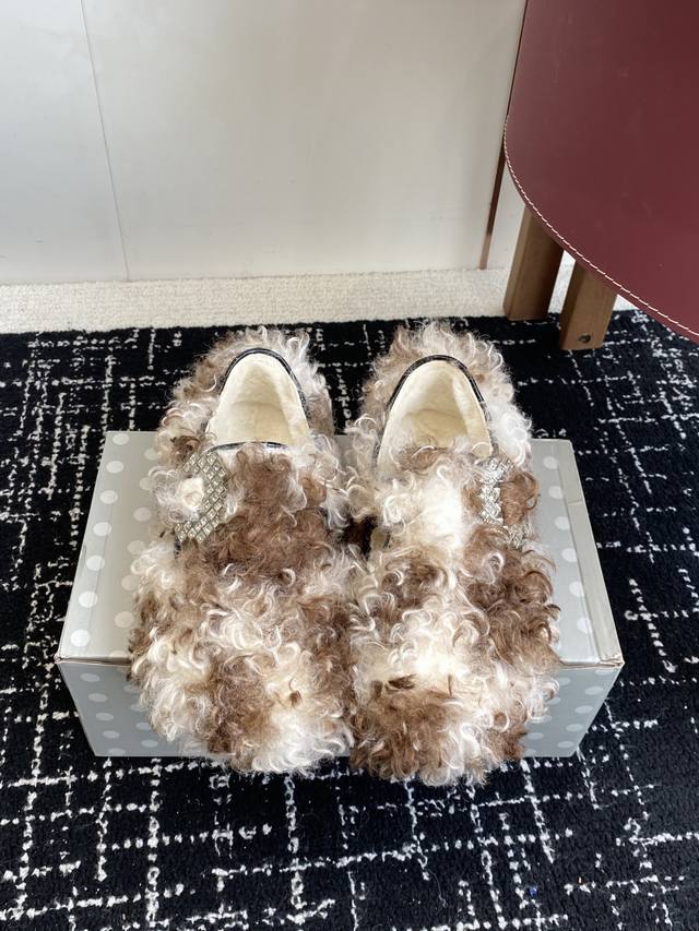 代购级 Birkenstock 25Ss秋冬 羊毛 潮流时尚 钻扣 休闲鞋 人体工程学设计符合脚形的脚床，软木材质穿着超级轻便舒适，楦形线条优美，做工精致，长时