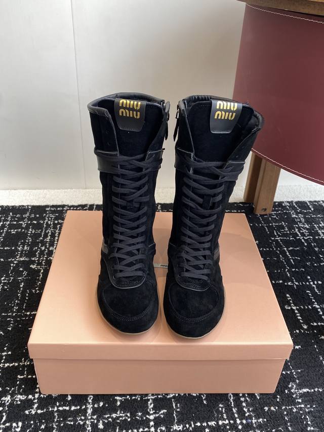 代购级 Miu Miu 25Ss 春夏新款走秀Miumiu 德训 拳击靴 秀场工艺来自Miu Miu系列的细节特写 新季的潮流要素一 与此刻挚爱的概念，多元对撞
